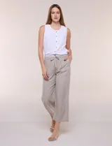 Pantalón crop de algodón y rayón, color beige, con pretina elástica con cordón de ajuste, bolsillos frontales aplicados y corte recto.