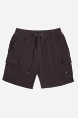 Bermuda cargo de felpa color negro, con cintura elástica y cordón de ajuste. Presenta bolsillos laterales tipo cargo con solapa y logo estampado en la parte inferior.