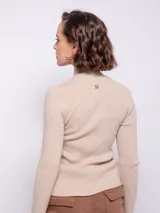 Polera de tejido de punto con diseño de textura tramada y pequeños puntos calados, de corte ajustado al cuerpo y cuello alto.