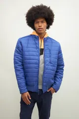 Campera azul matelaseada con cierre frontal y cuello mao.