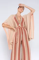 Kimono de punto color rosa con hilos variados.