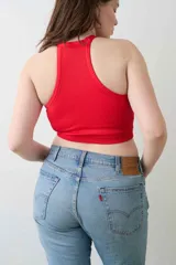 Top rojo de microfibra seamless con tejido en punto canale y pieza de tela interna para soporte del busto.