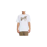 Remera A Bathing Ape de manga corta, color blanco, con cuello redondo y estampa frontal con diseño de llamas y estampado animal print.