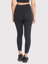 Calza deportiva de tiro alto color negro, con bolsillos laterales y banda de silicona interna para mejor ajuste. Confeccionada en tejido técnico con costuras reforzadas.