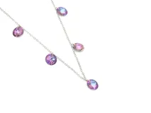 Collar de acero plateado con siete dijes colgantes redondos de cristal facetado tornasolado.