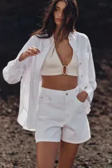 Shorts de jean tiro alto con diseño mom fit, cinco bolsillos y cierre frontal con cremallera y botón.