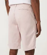 Bermuda de sarga color blanco, de corte recto y diseño básico con bolsillos laterales y traseros.