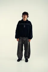 Hoodie negro de algodón con medio cierre, estampado en serigrafía blanca y detalles en cinta negra. Corte boxy fit.