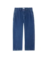 Pantalón tipo carpenter de denim en color azul stone wash. Presenta un corte regular con botamanga recta, cierre de botón y bragueta. Incluye bolsillos traseros tipo parche con etiqueta de la marca, bolsillos frontales con monedero y bolsillos laterales utilitarios característicos del estilo carpenter.