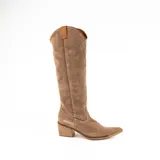Bota texana alta de gamuza color marrón, con taco cuadrado de madera, punta fina y costuras decorativas en la puntera. Presenta tiradores laterales de cuero en la parte superior de la caña.