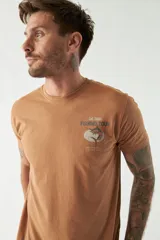 Remera color ladrillo de manga corta con cuello redondo y estampado en el pecho con la leyenda "Salt Water Fishing Tour".