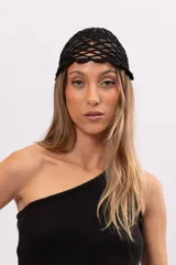 Casquete negro tejido a mano en algodón.