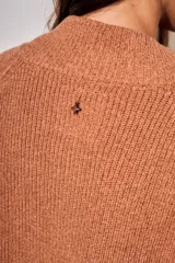 Cardigan oversize de punto color tostado, con cierre frontal y mangas largas.