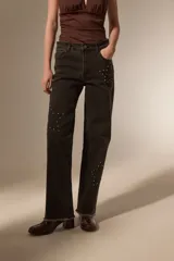 Pantalon de jean azul de corte recto y calce medio, con bordados de estrellas y detalles de pequeñas tachas.