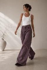 Pantalón de jean tiro alto con diseño wide leg, color morado con efecto acid wash.