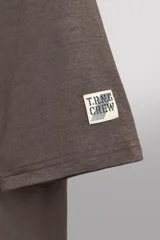 Camiseta de entrenamiento Zara Athleticz de corte regular, confeccionada en tejido técnico elástico y ligero con estructura. Presenta cuello redondo, manga corta con detalle de parche, costuras planas y logo estampado en el pecho.