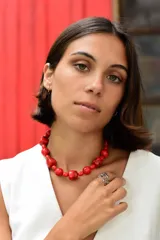 Collar de cuentas de resina en color rojo intenso, con cadena de acero quirúrgico en la parte posterior para regular la altura.