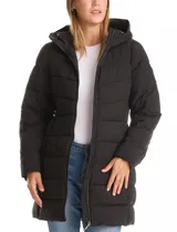 Campera puffer de corte midi y silueta entallada, con acabado mate. Presenta cuello alto con capucha integrada, cierre frontal y bolsillos laterales con cierre. El diseño incluye un capitoneado horizontal que transiciona a costuras en V en la parte superior del torso.