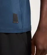 Remera deportiva de hombre en color rojo oscuro, con mangas cortas, cuello redondo y detalle de líneas negras en la manga. Confeccionada en poliéster con tecnología dry fit.