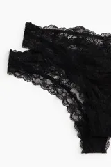 Pack de dos bombachas tipo colaless confeccionadas íntegramente en encaje negro con detalle de pequeño lazo central en la cintura.