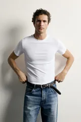 Camiseta slim fit de manga corta y cuello redondo en color gris.