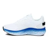 Championes deportivos Diadora modelo Freeze, color blanco con detalles en azul vibrante. Presentan una capellada de malla transpirable y una suela gruesa con efecto degradado azul texturizado.