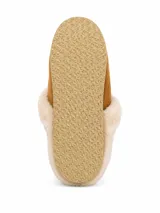 Pantuflas de cuero color chocolate con interior y borde de corderito sintético color beige, con suela de goma.