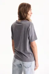 Remera básica 100% algodón de manga corta y corte clásico con cuello redondo.