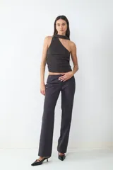 Pantalón de vestir de corte recto y tiro bajo, confeccionado en tela con estampado de rayas diplomáticas. Presenta cierre frontal con cremallera y diseño estructurado.