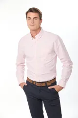 Camisa Oxford de manga larga en color rosado, con cuello abotonado (button-down) y un bolsillo aplicado en el pecho.