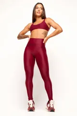 Top deportivo color verde oscuro, con tirantes finos y espalda descubierta. Diseño reversible con un lado brillante y otro con textura 3D tipo colmena.