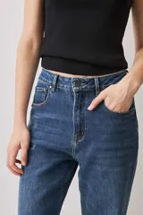 Jeans de denim azul de corte recto y tiro alto, con bolsillos delanteros y traseros.