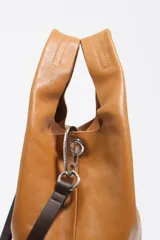 Bolso mediano Bimba y Lola modelo Paper, color tostado, con doble asa de mano, correa ajustable y detalle de tirador con borla de cuerda.