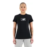 Remera de algodón negra con cuello redondo, manga corta y logo de New Balance estampado en un recuadro blanco en el centro del pecho.