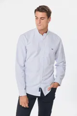 Camisa celeste a rayas verticales, de corte clásico, con cuello mao y manga larga.