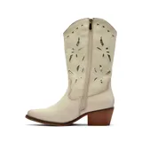 Bota texana de caña media color crema, con diseño calado en la caña que deja ver un fondo dorado. Presenta puntera ligeramente afinada, taco cuadrado de madera y costuras decorativas en el empeine.