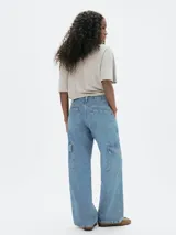 Pantalón de jean celeste, corte recto, con bolsillos cargo laterales.