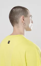 Remera de manga corta color amarillo neón, con cuello redondo y calce holgado (boxy fit).