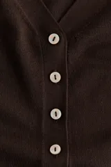 Saco corto de punto fino suave mezcla de viscosa, color marrón, con cuello en V, cierre frontal de botones y puños acanalados largos.