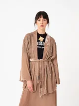 Kimono de terciopelo color tostado, con mangas largas amplias, abertura frontal y lazo ajustable en la cintura.
