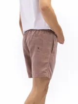 Short de baño rosado con estampado de rombos, cintura elastizada con cordón ajustable, bolsillos laterales y trasero.