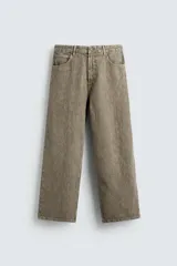 Pantalón de corte baggy fit confeccionado en tejido de algodón con textura y efecto lavado. Presenta diseño de cinco bolsillos, cierre frontal con cremallera y botón.