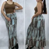 Pollera larga de viscosa con estampado abstracto en tonos celeste y marrón.