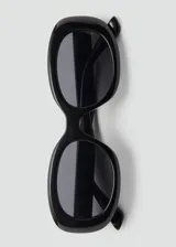 Lentes de sol con montura ovalada de pasta negra y cristales oscuros.