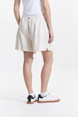 Short color crema de lino y algodón con cintura elastizada.