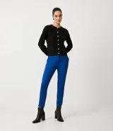 Pantalón de vestir rojo con corte cigarette, bolsillos delanteros y aberturas laterales en el ruedo.