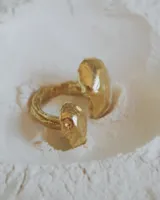 Anillo de diseño orgánico y macizo con forma irregular, elaborado artesanalmente en metal.