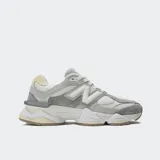 Championes urbanos New Balance modelo U9060AUB, color gris con detalles en blanco y beige, confeccionados en gamuza y malla, con logo "N" característico en los laterales y entresuela ABZORB.