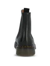 Botin estilo chelsea de cuero negro con paneles elásticos laterales, suela de goma dentada con costuras amarillas contrastantes y tirador trasero.