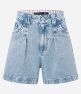 Short baggy de jean color azul con lavado medio, tiro alto, pliegues delanteros y bolsillos. Presenta detalles de costuras pespunteadas en color contrastante y botamanga ancha.